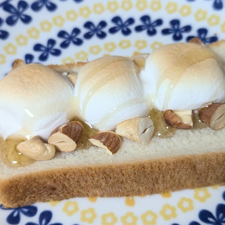マシュマロとナッツの蜂蜜トースト